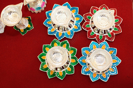 传统灯是银制的设计漂亮在迪瓦利节出背景图片