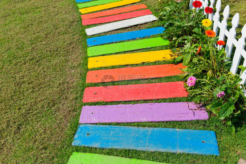彩虹足迹丰富多彩的花园装饰有图片