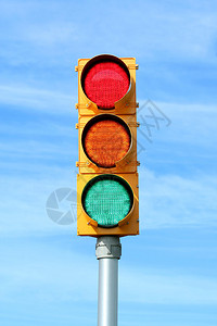 反对蓝天的交通信号灯图片