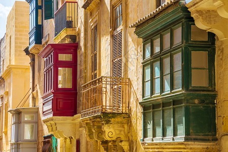 马耳他瓦莱塔的传统色彩缤纷的马耳背景图片