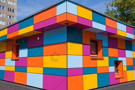 在柏林看到的一座色彩缤纷的小建筑背景图片