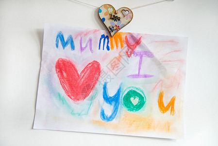 小女孩在母亲节用帕斯面粉笔画明信片背景图片