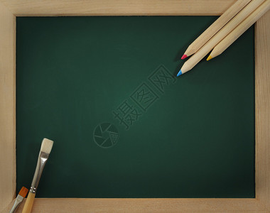 带刷子和铅笔的绿色透明黑板图片