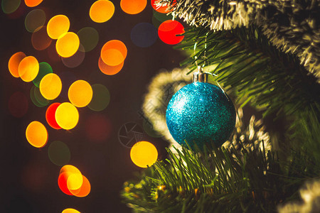 蓝圣诞舞会在圣诞树上有多彩圆园林灯光背图片