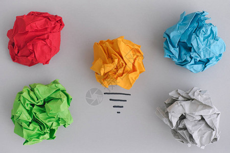 寻找新思想或创新黄色折叠纸球像灯泡和多彩的图片