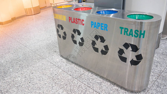 机场终点站办公室内建筑不锈垃圾桶废物回收到安全的图片