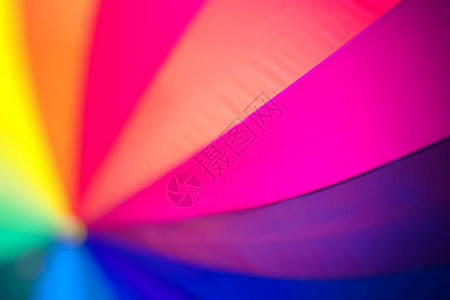 彩虹色的雨伞背景图片