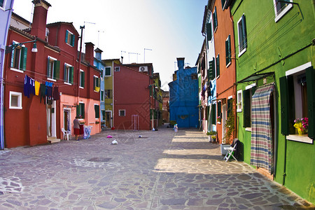 威尼斯附近的Burano村的一座老渔家和街背景图片