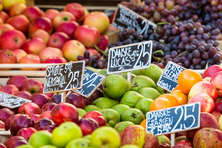丹麦哥本哈根当地市场绿苹果和图片