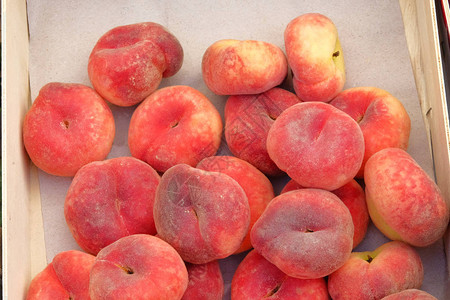 来自邻居桃子来自地中海农民市场出售的桃子背景