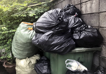 走道社区村的许多垃圾塑料袋黑色垃圾图片