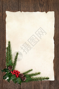 圣诞背景与HollyIvy和在旧橡木上纸图片
