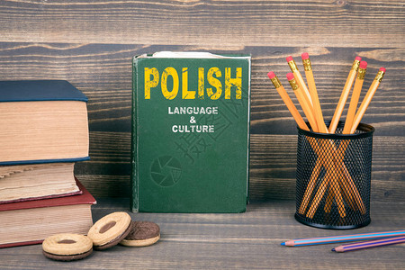 波兰语言和文化概念木制背景书图片