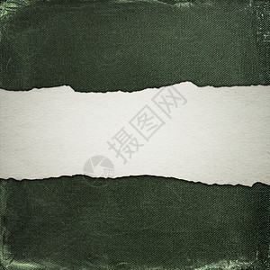 旧的绿色棉布背景与撕破的纸条图片