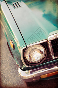 复古风格背景中绿色旧车的正面图片