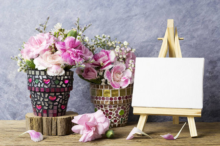 马赛克花盆中的粉红康兰花和斜壁画上图片