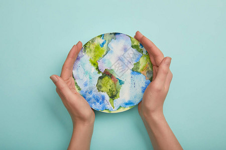 以绿松石背景地球日概念持有地球图片的妇图片