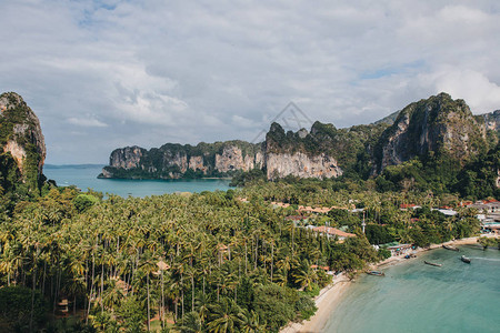 泰国Krabi沙滩上绿树图片