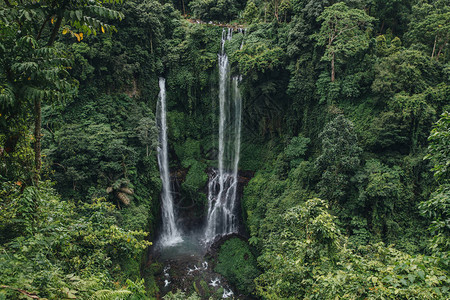 西库普图尔岛巴厘岛有绿树和大片瀑图片