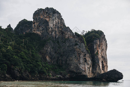 泰国皮岛风景秀丽的悬崖绿色图片