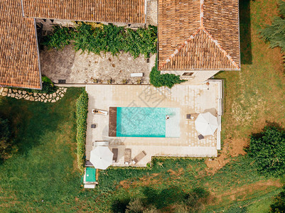 男女在意大利别墅附近的游泳池图片
