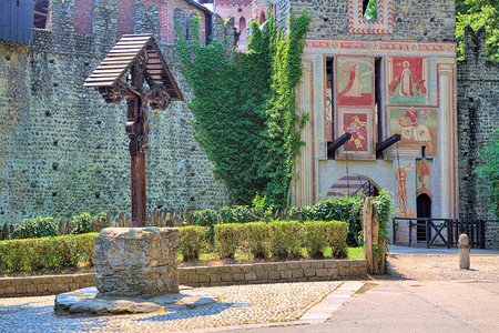 意大利都灵华伦天奴公园中世纪城堡入口的图片