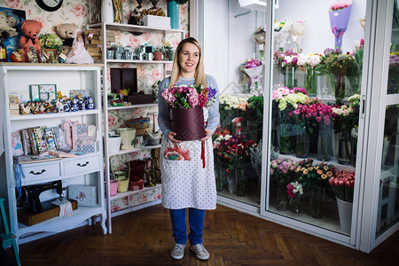 花店里满身的花卉女艺人在花店里图片