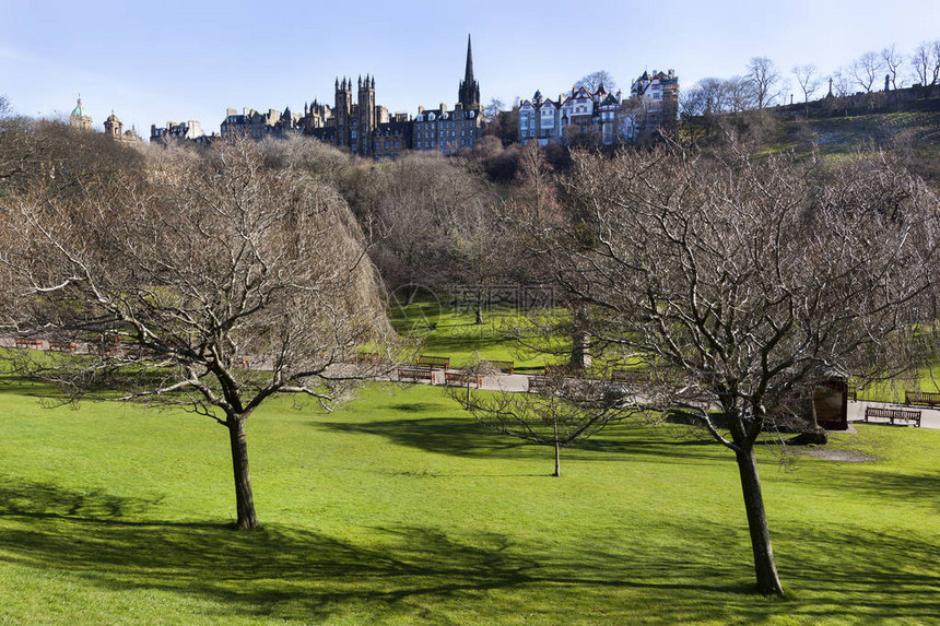 在爱丁堡阳光明媚的一天新大学背景中的王图片