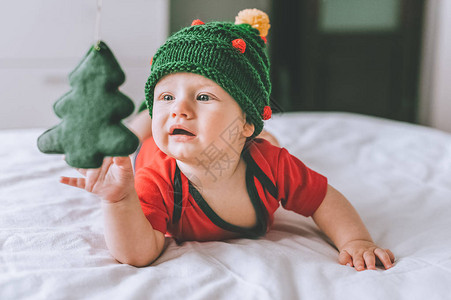 穿着可爱编织帽子的婴儿图片