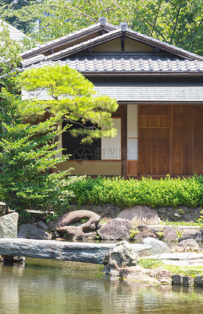 夏季老旧传统日本房子和日本绿色花图片
