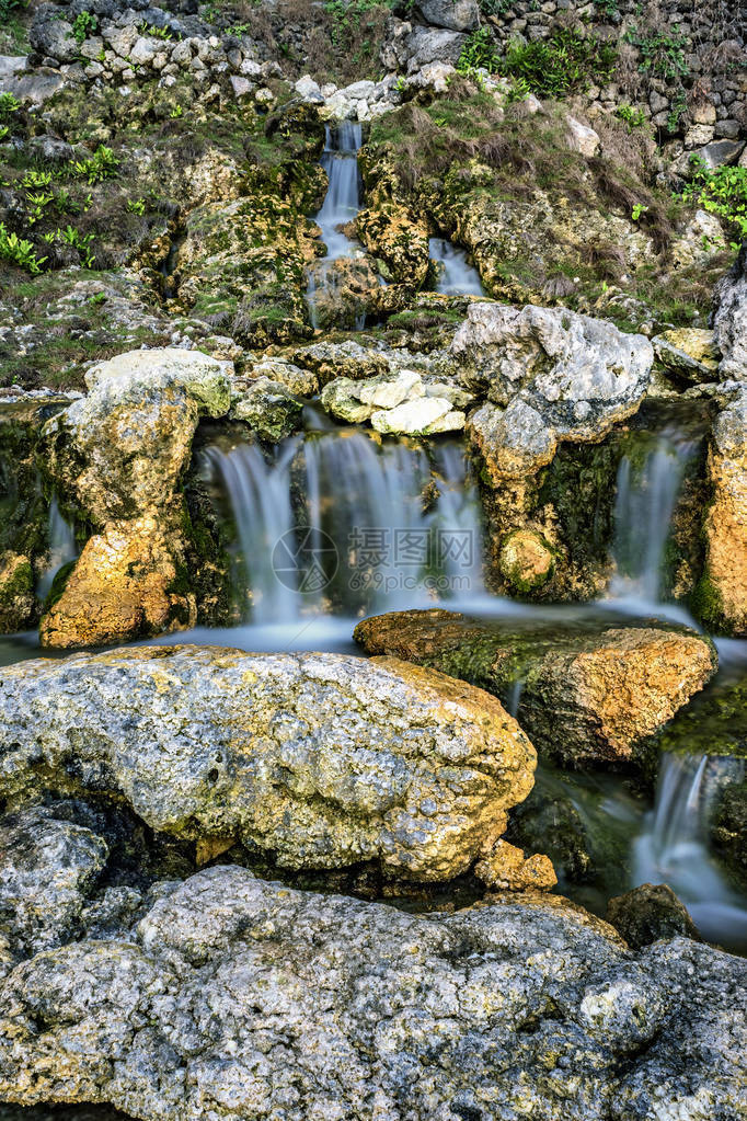 NusaPenida岛上瀑布的流水景观图片