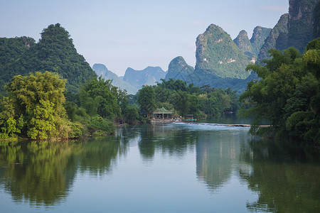 桂林阳朔县玉龙河风景秀丽的绿树林和喀斯特山脉阳朔是亚洲热图片