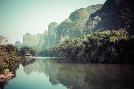 桂林阳朔县玉龙河风景秀丽的绿树林和喀斯特山脉阳朔是亚洲热图片