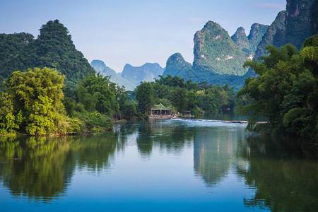 桂林阳朔县玉龙河风景秀丽的绿树林和喀斯特山脉阳朔是亚洲热图片