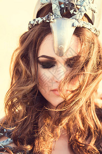 女战士幻想时尚理念穿着盔甲的漂亮女孩一个美丽的女战士的肖像图片