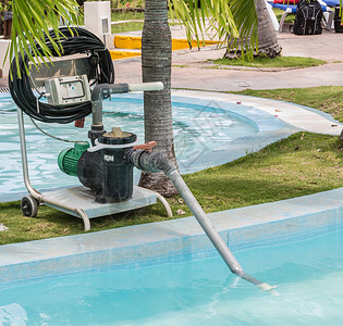 清洁游泳池用电动车泵的旧技术前背景图片