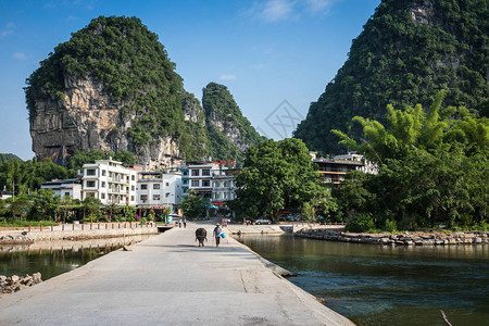 桂林阳朔县夏季阳光明媚的风景美丽的喀斯特山脉的景色在蓝天背景下令人惊图片