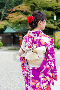 身着传统和服的日本女人的后视图片