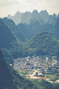 月山的一个村庄的空中景象中图片