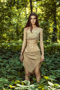 长头发的野蛮女人站在树林里图片