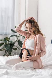 怀孕的妇坐在床上肚子上图片