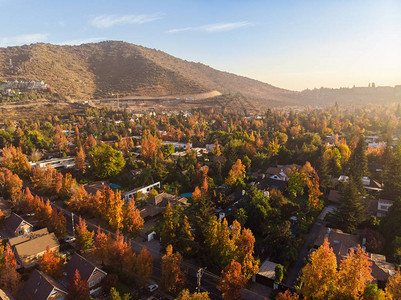 智利圣地亚哥美丽的秋天城市风景智图片