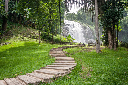 观看瀑布的路径Vachiratharn瀑布图片