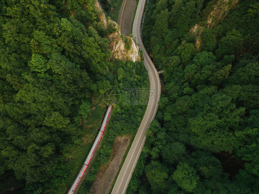 美丽的山林中公路的空中航向火车图片