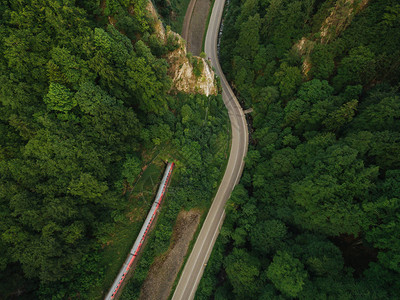 美丽的山林中公路的空中航向火车图片