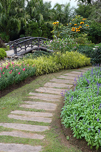 园中小径与桥梁的花卉园艺景观图片