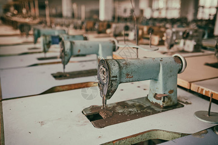 废弃服装厂的旧缝纫机图片