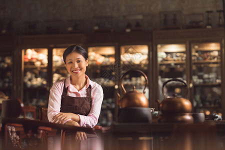 茶店里微笑的亚洲女人图片