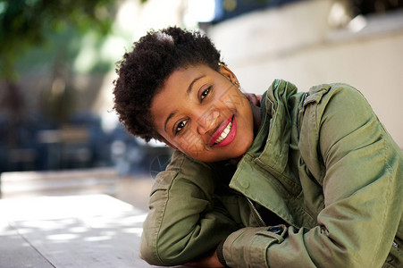 近距离的肖像一个微笑的非洲美籍女孩图片