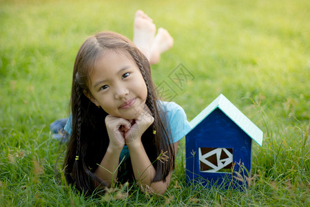 小亚洲孩子躺在草地上图片